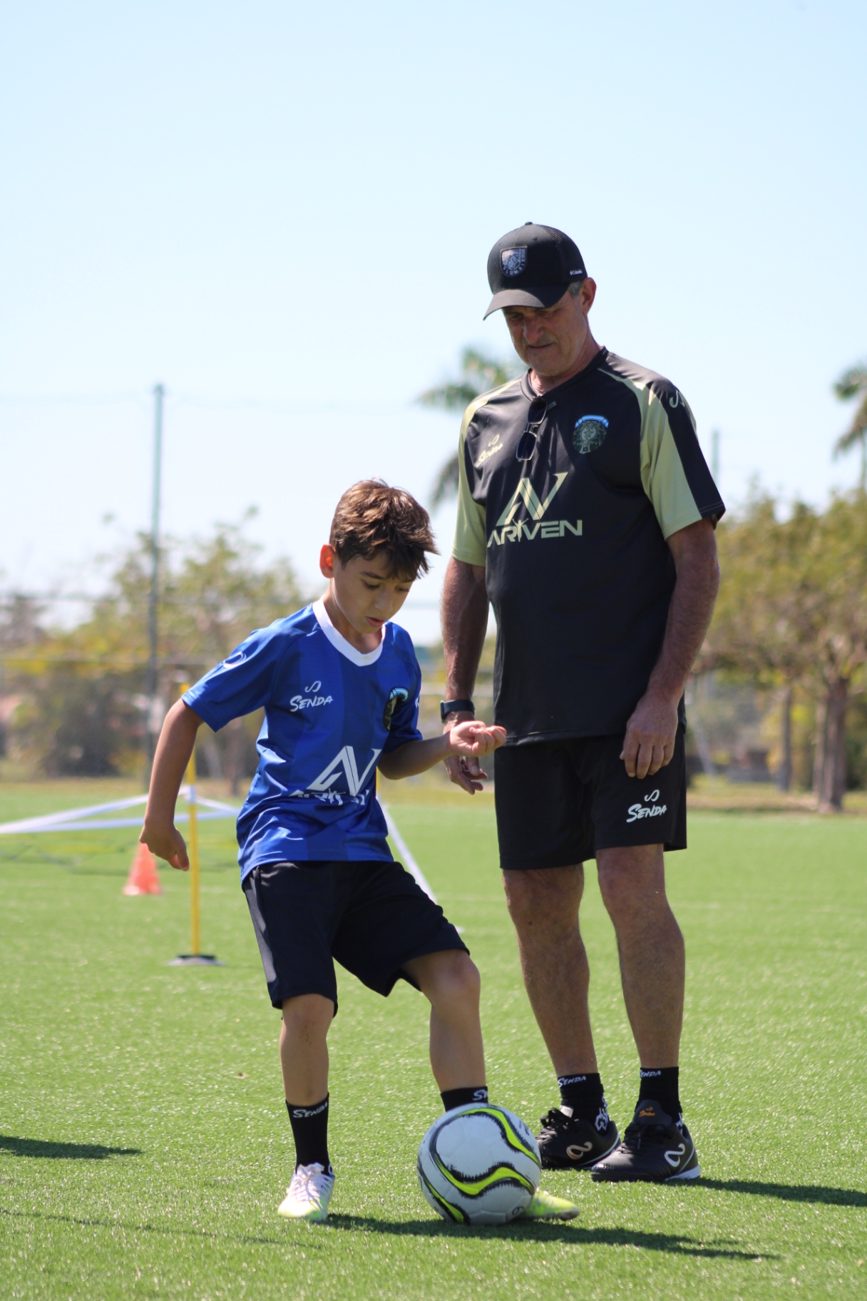 Mario Kempes coaching a player through a ball-mastery drill